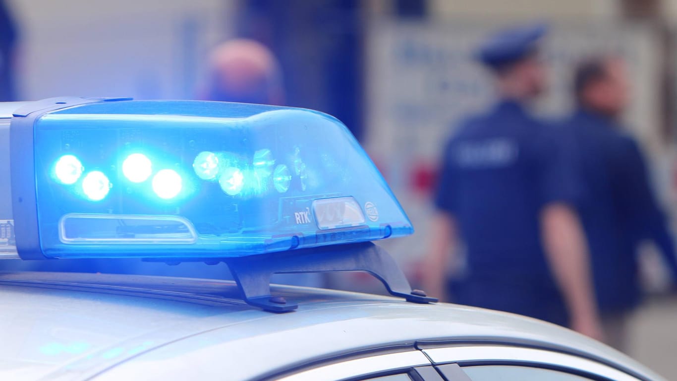 Nachdem Anwohner in Bochum die Polizei alarmierten, fand man zwei Leichen auf. Bisher gab die Polizei jedoch keine näheren Informationen bekannt.