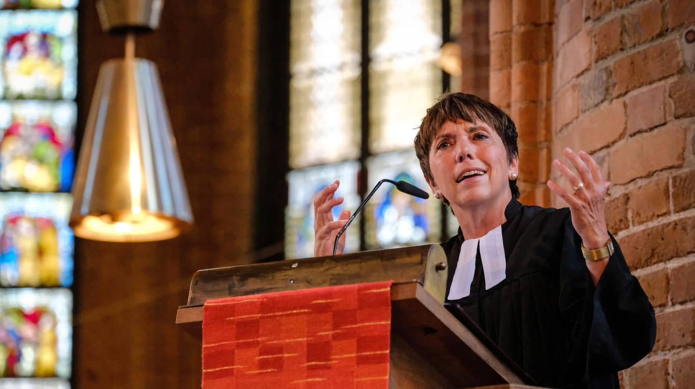 Letzte Predigt von Margot Käßmann: Mit einem feierlichen Gottesdienst in der hannoverischen Marktkirche ist die frühere Landesbischöfin in den Ruhestand verabschiedet worden.