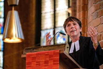 Letzte Predigt von Margot Käßmann: Mit einem feierlichen Gottesdienst in der hannoverischen Marktkirche ist die frühere Landesbischöfin in den Ruhestand verabschiedet worden.