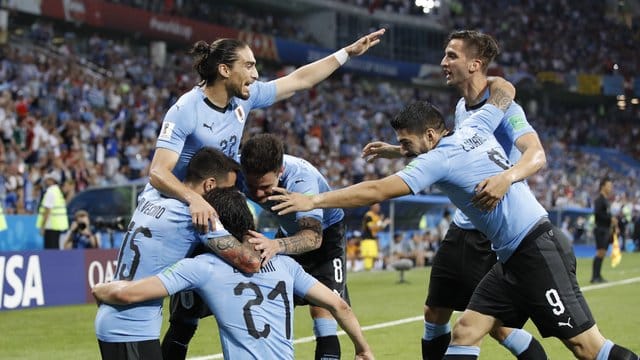 Uruguays Spieler bejubeln den Treffer von Edison Cavani zur 1:0-Führung. Uruguays Spieler bejubeln den Treffer von Edison Cavani zur 1:0-Führung.