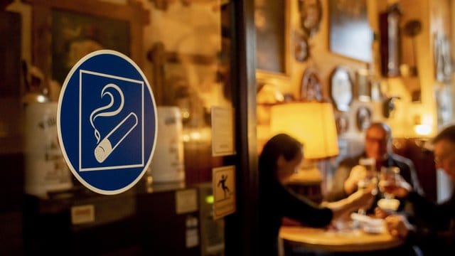 Ein Aufkleber mit Zigarettensymbol an der Tür zum Raucherbereich der Gaststätte „Willi Mangler“ in Berlin-Schöneberg. Ein Aufkleber mit Zigarettensymbol an der Tür zum Raucherbereich der Gaststätte „Willi Mangler“ in Berlin-Schöneberg.