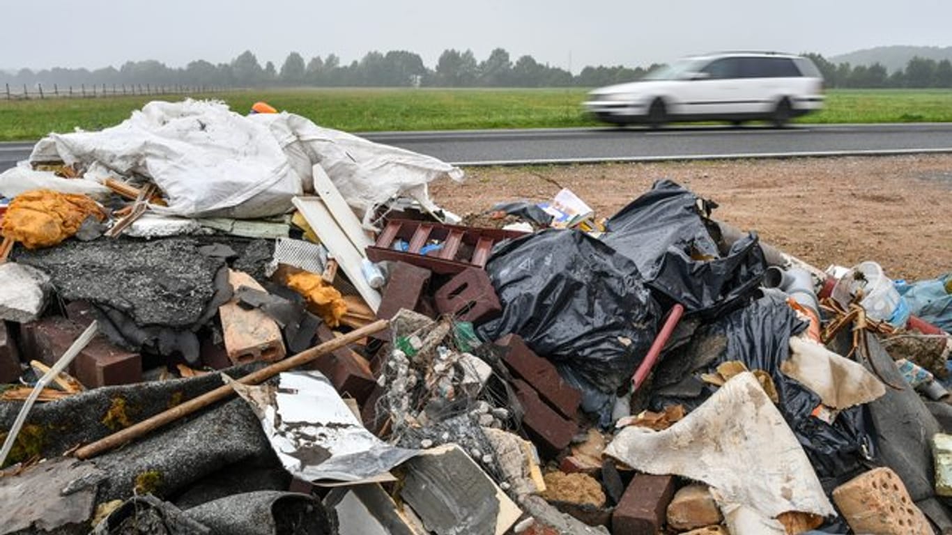 Ein großer Haufen Müll aus Bauschutt neben einer Landstraße in Brandenburg.
