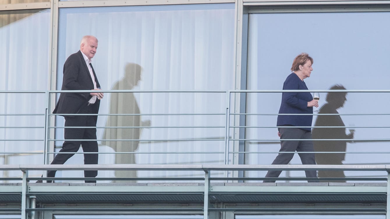 Wie weiter mit der Union? Merkel und Seehofer am Samstagabend zu Beginn ihres Treffens auf dem Balkon des Kanzleramts. Wie weiter mit der Union? Merkel und Seehofer am Samstagabend zu Beginn ihres Treffens auf dem Balkon des Kanzleramts.