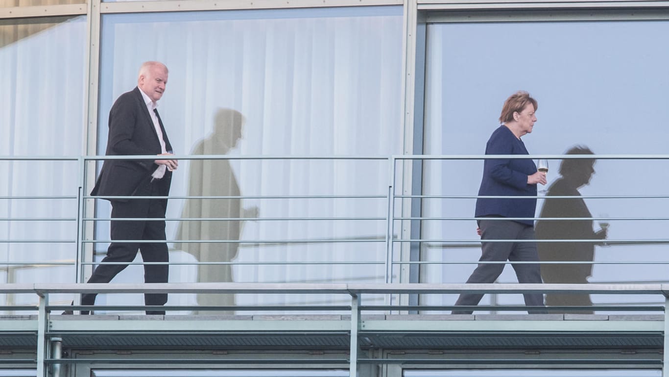 Wie weiter mit der Union? Merkel und Seehofer am Samstagabend zu Beginn ihres Treffens auf dem Balkon des Kanzleramts.