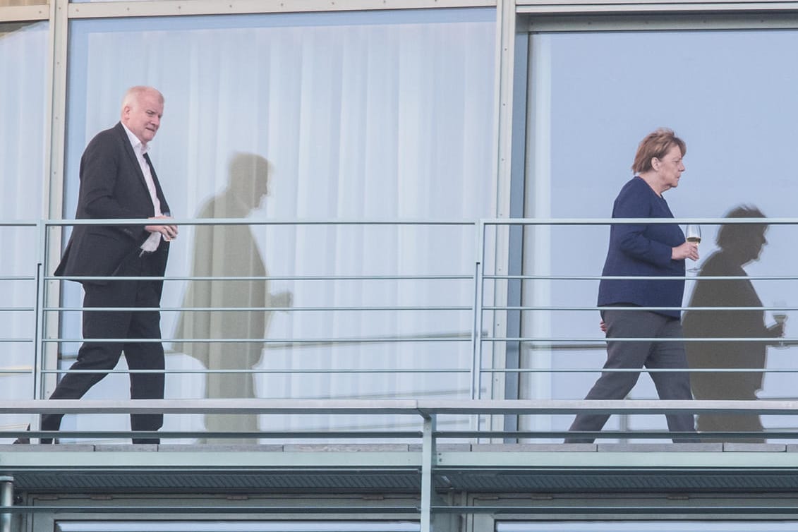 Wie weiter mit der Union? Merkel und Seehofer am Samstagabend zu Beginn ihres Treffens auf dem Balkon des Kanzleramts.