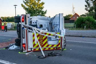Das Wrack eines Rettungswagens liegt nach dem Zusammenstoß mit einem Reisebus auf der Landesstraße 58.