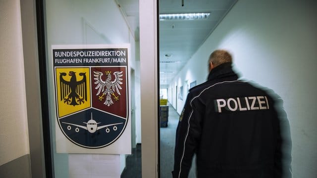 Ein Beamter der Bundespolizei betritt die Räume der "Zentrale Rückführung" auf dem Flughafen in Frankfurt am Main. Ein Beamter der Bundespolizei betritt die Räume der "Zentrale Rückführung" auf dem Flughafen in Frankfurt am Main.