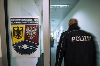 Ein Beamter der Bundespolizei betritt die Räume der "Zentrale Rückführung" auf dem Flughafen in Frankfurt am Main.