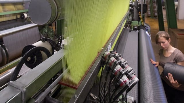 Auszubildende an einer Strickmaschine