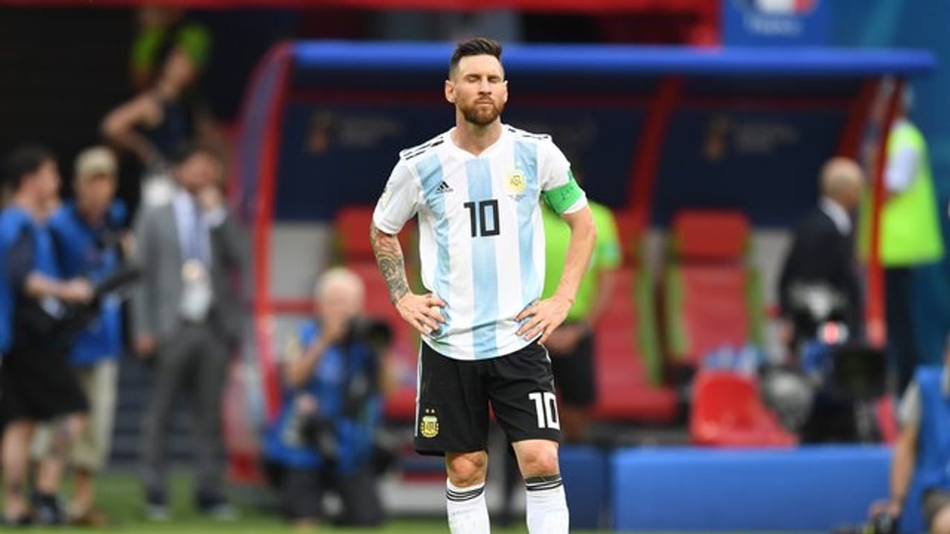Lionel Messi steht nach der Niederlage gegen Frankreich still auf dem Spielfeld.