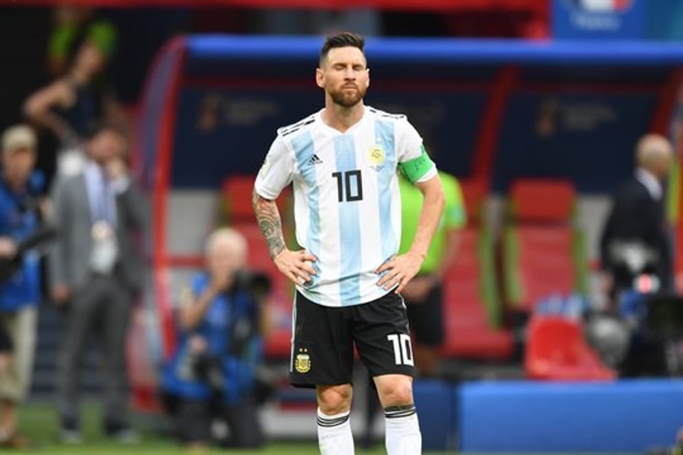 Lionel Messi steht nach der Niederlage gegen Frankreich still auf dem Spielfeld.
