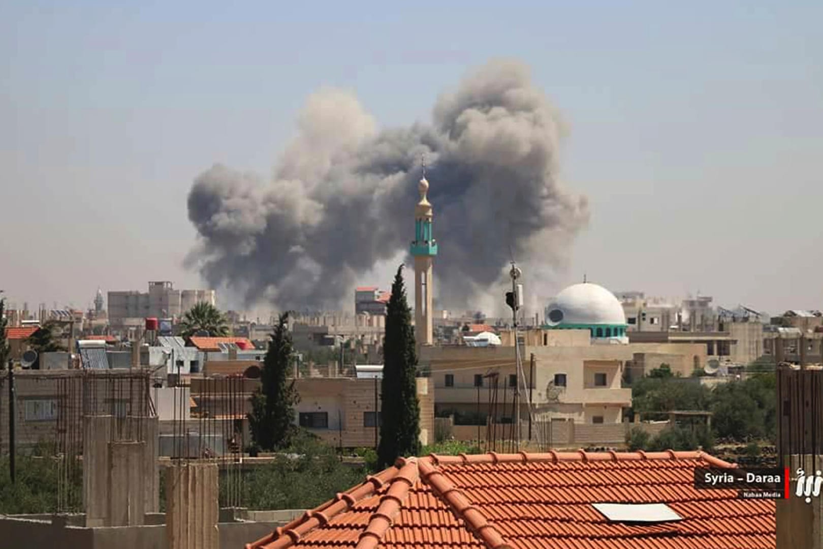 Rauchwolke über der Stadt Daraa: Mit massiver Unterstützung russischer Kampfjets rücken Regimetruppen in der Region vor.