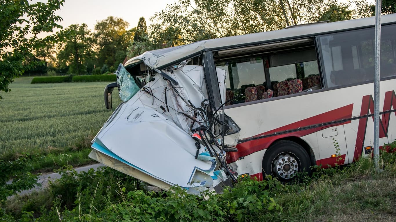 Der verunglückte Reisebus: Das Fahrzeug wurde bei dem Zusammenstoß schwer beschädigt.