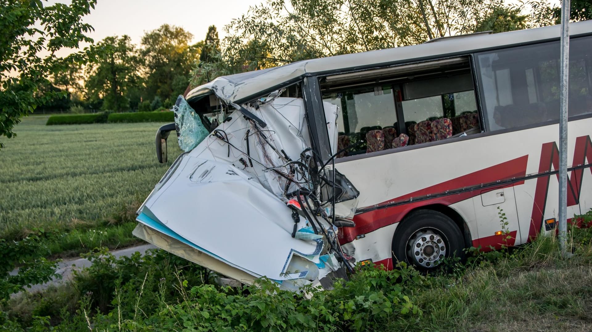 Der verunglückte Reisebus: Das Fahrzeug wurde bei dem Zusammenstoß schwer beschädigt.