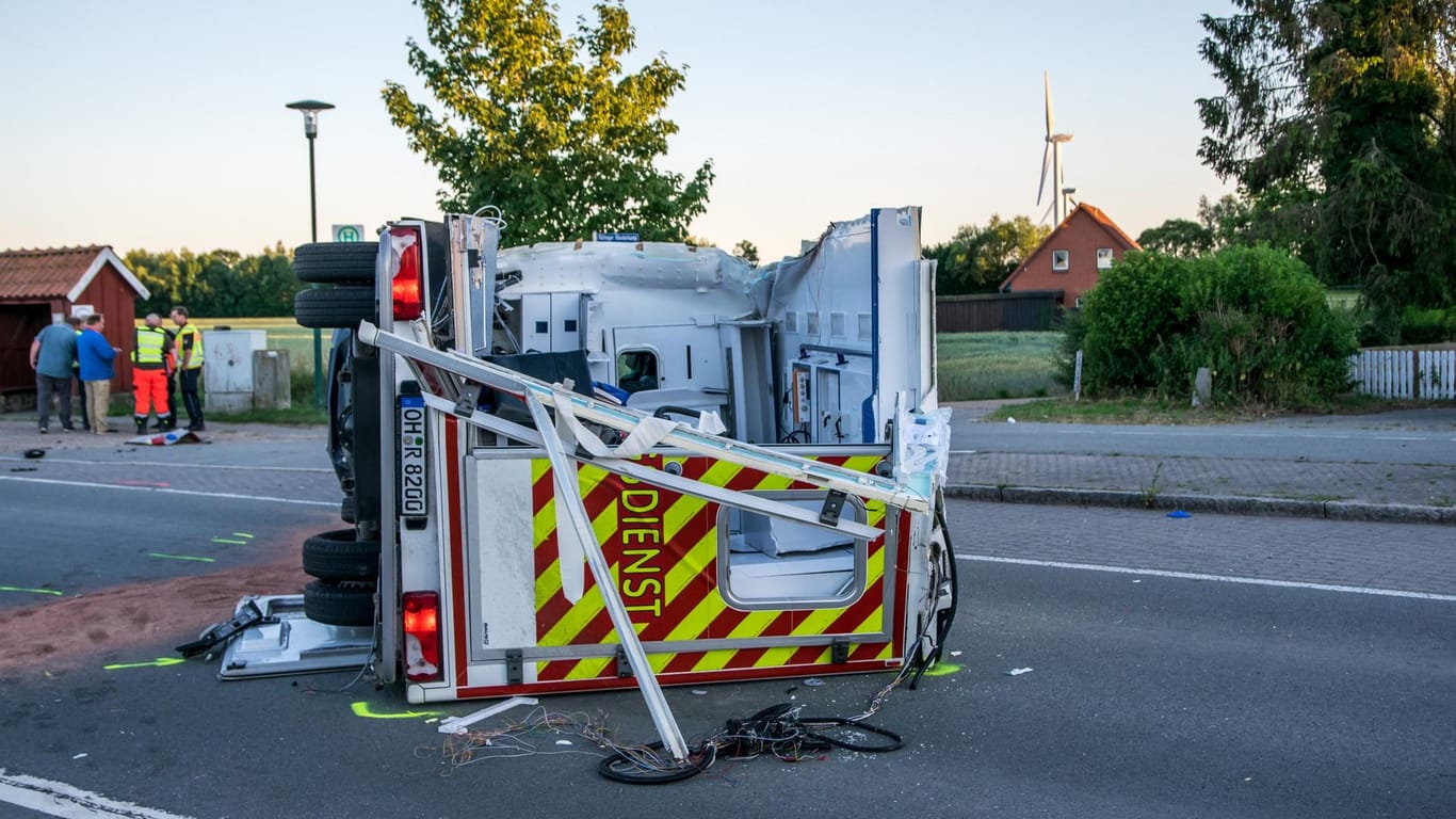 Der Rettungswagen nach dem Zusammenprall: Eine Seite des Fahrzeugs wurde weggerissen.