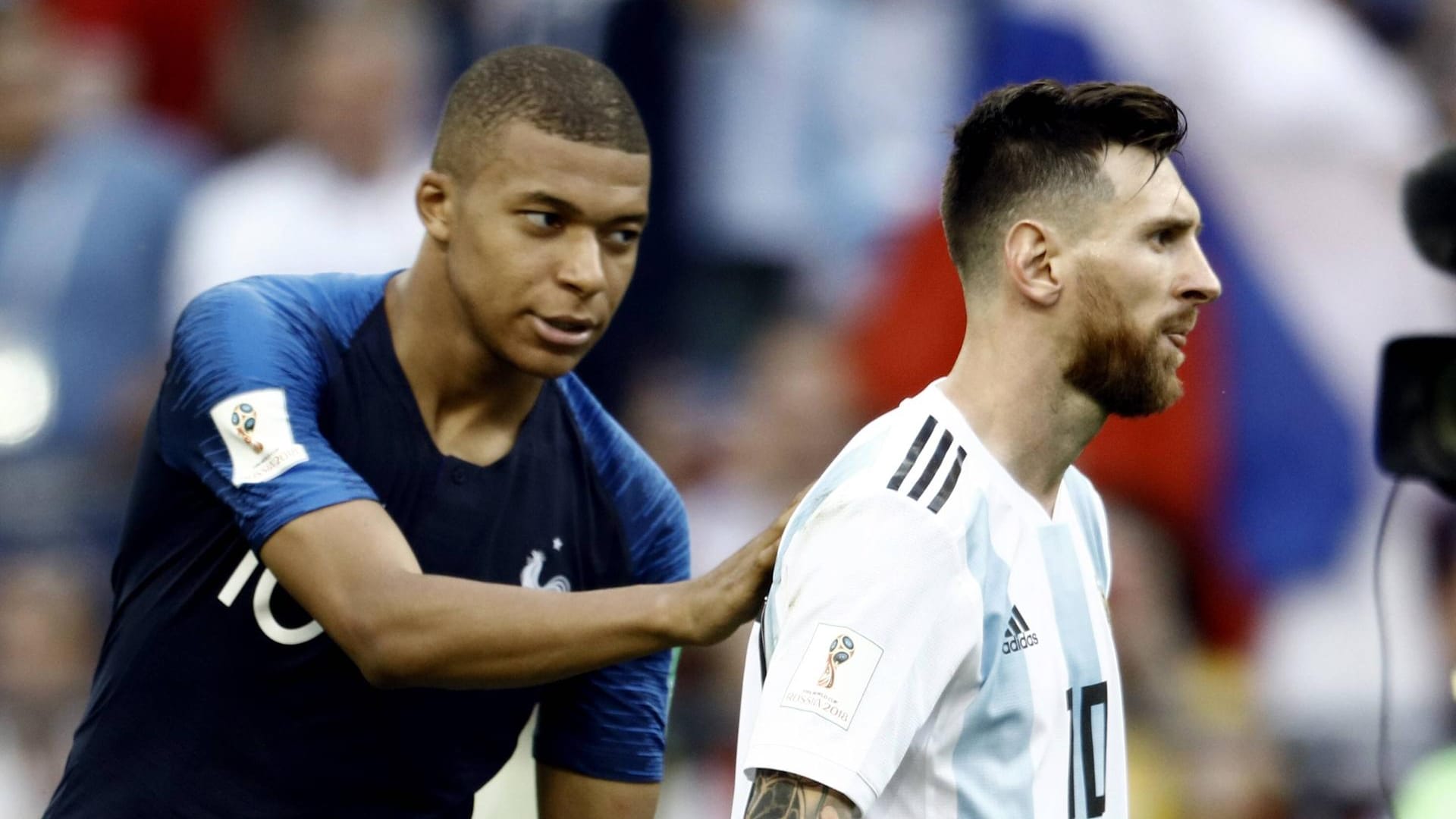 Generationenwechsel im Fußball: Der 19-Jährige Mbappé tröstet den 31-Jährigen Messi nach Argentiniens WM-Aus.