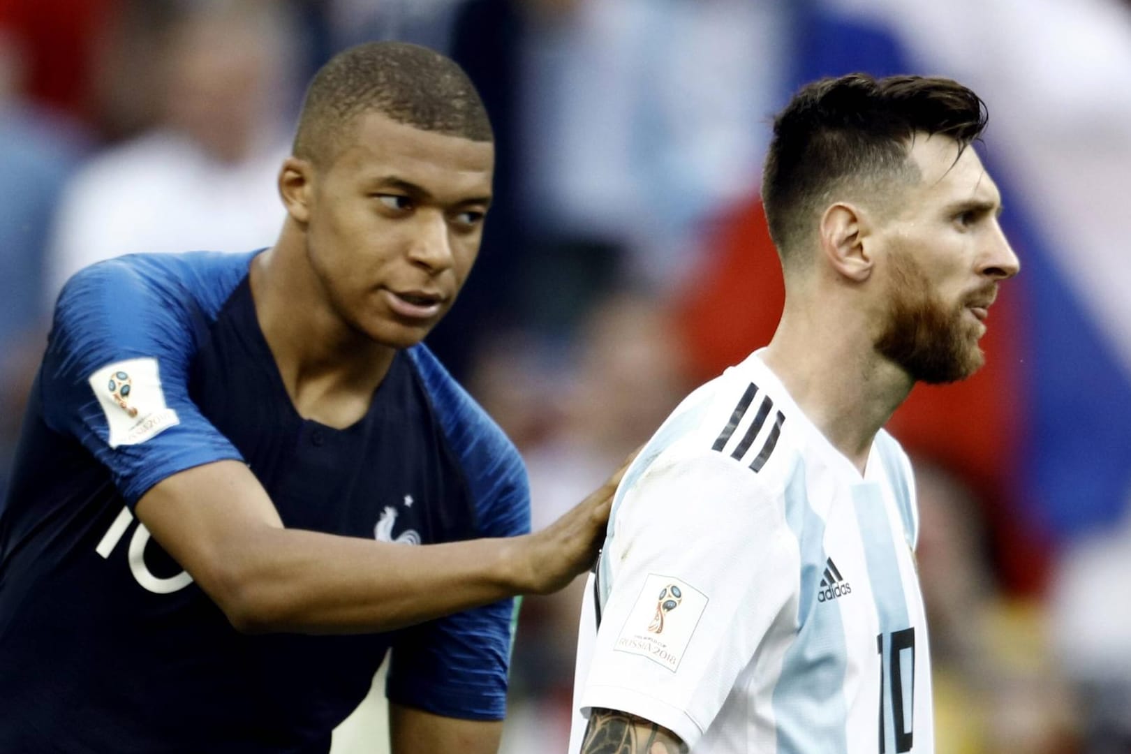 Generationenwechsel im Fußball: Der 19-Jährige Mbappé tröstet den 31-Jährigen Messi nach Argentiniens WM-Aus.