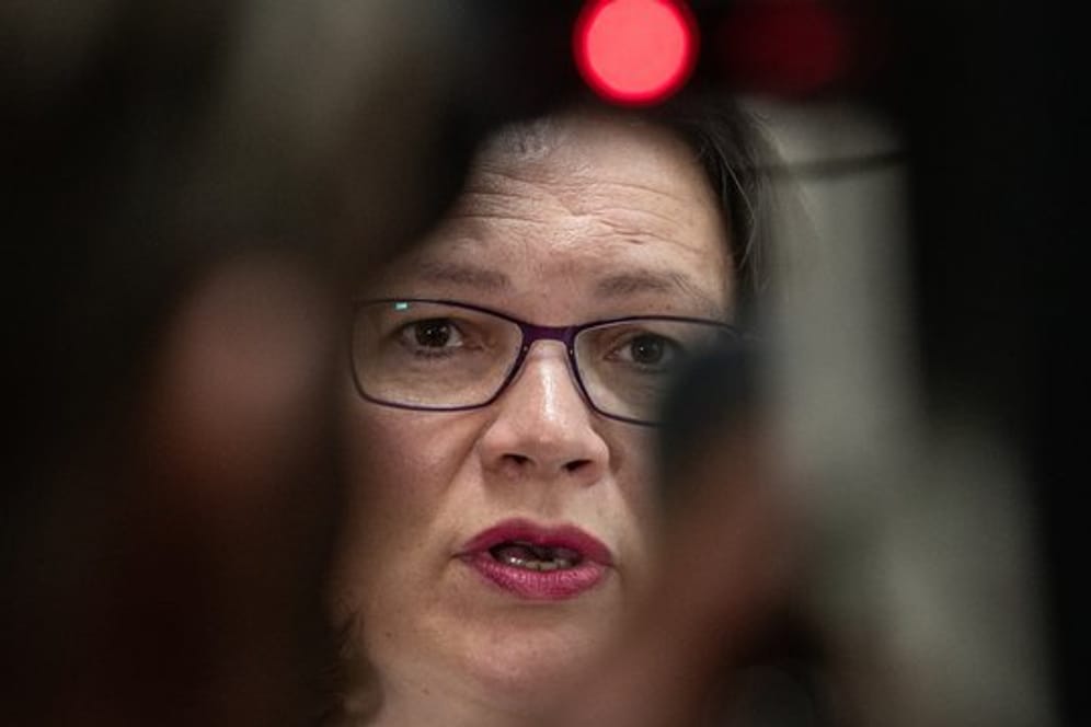 SPD-Chefin Andrea Nahles äußert sich am Samstag gegenüber Journalisten zu den Ergebnissen des EU-Gipfels.