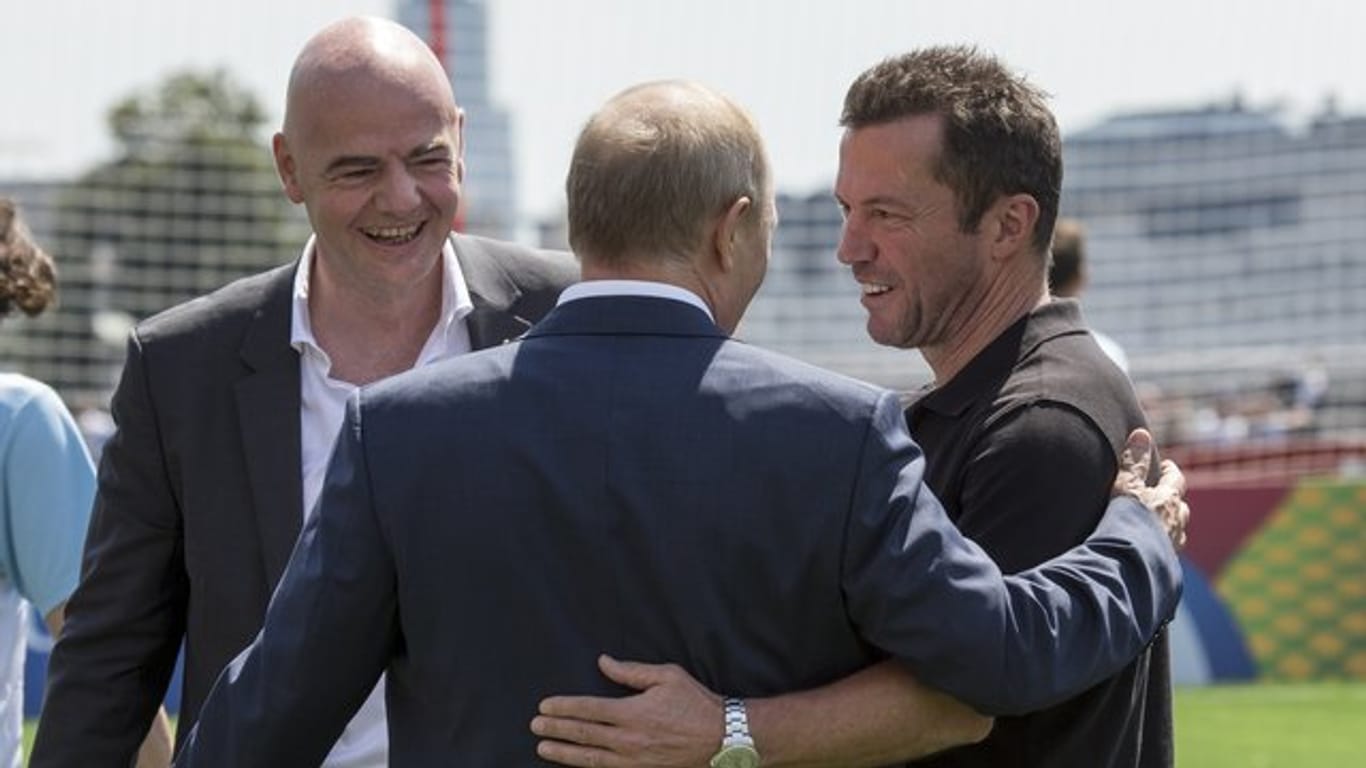 Gianni Infantino in Moskau mit dem russischen Präsidenten Wladimir Putin und Lothar Matthäus (l-r).
