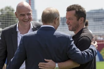 Gianni Infantino in Moskau mit dem russischen Präsidenten Wladimir Putin und Lothar Matthäus (l-r).