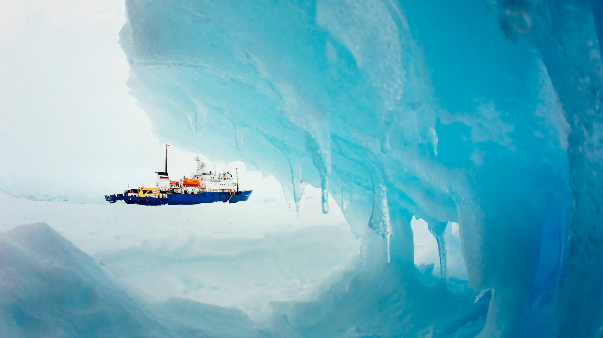 Reiseschiff Akademik Shokalskiy im antarktischen Eis: Nirgendwo auf der Erde ist es kälter als in der Antarktis. Reiseschiff Akademik Shokalskiy im antarktischen Eis: Nirgendwo auf der Erde ist es kälter als in der Antarktis.