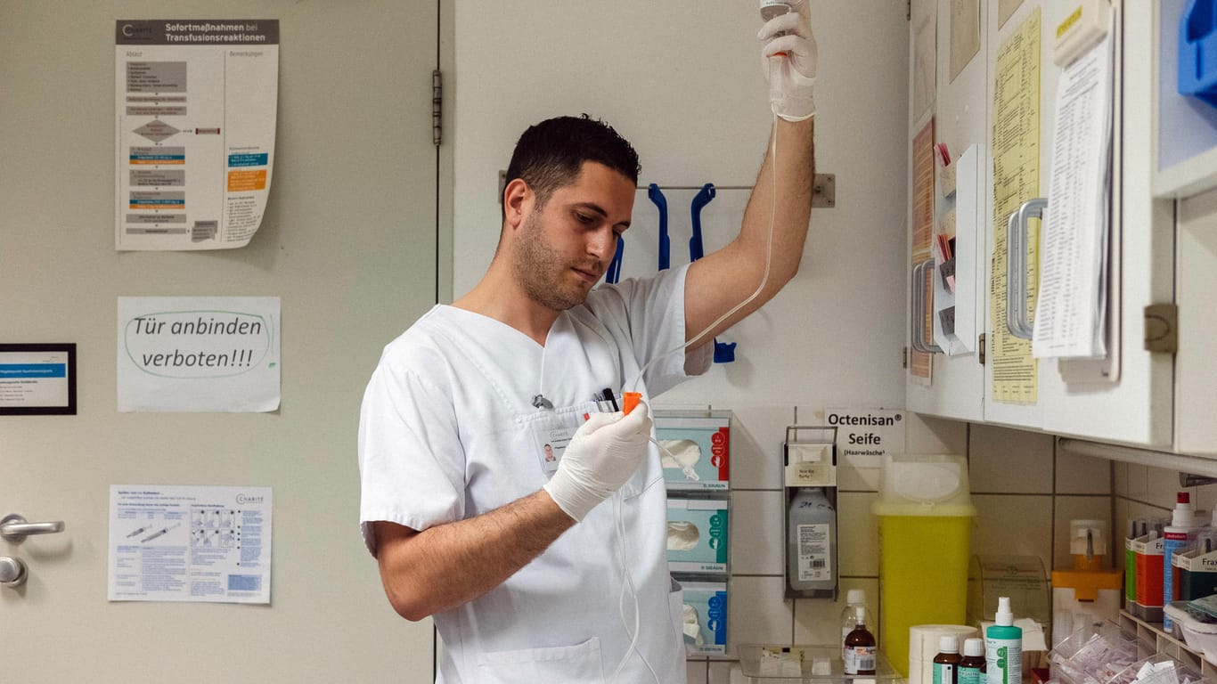 Ein albanischer Krankenpfleger: Für die Jobsuche sollen ausländische Pflegekräfte eine halbjährige Aufenthaltsgenehmigung bekommen.