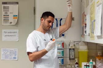 Ein albanischer Krankenpfleger: Für die Jobsuche sollen ausländische Pflegekräfte eine halbjährige Aufenthaltsgenehmigung bekommen.
