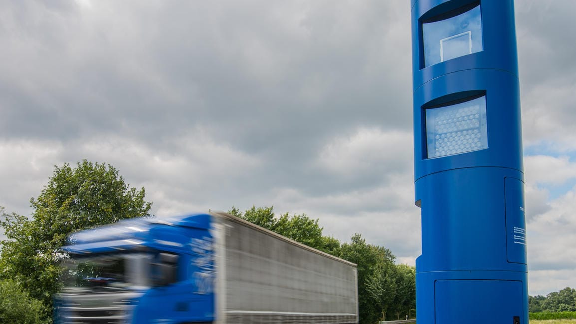 Kontrollstelle für die Lkw-Maut: Fahrzeuge von Straßenreinigung und Winterdienst bleiben verschont. (Symbolbild) Kontrollstelle für die Lkw-Maut: Fahrzeuge von Straßenreinigung und Winterdienst bleiben verschont. (Symbolbild)