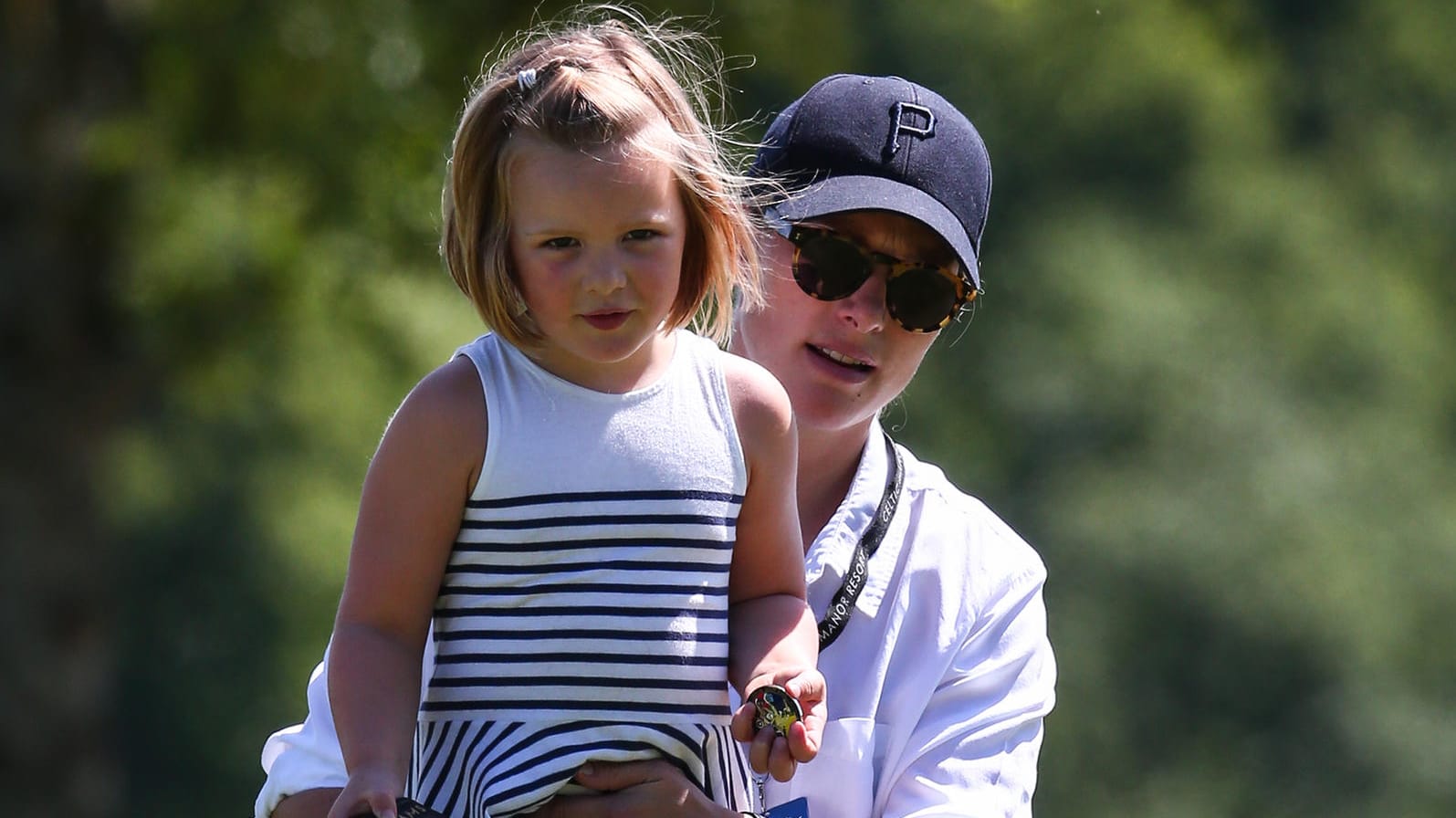 Jetzt ist sie Zweifach-Mama: Zara Phillips amüsiert sich mit ihrer ältesten Tochter beim Golfspiel ihres Mannes.