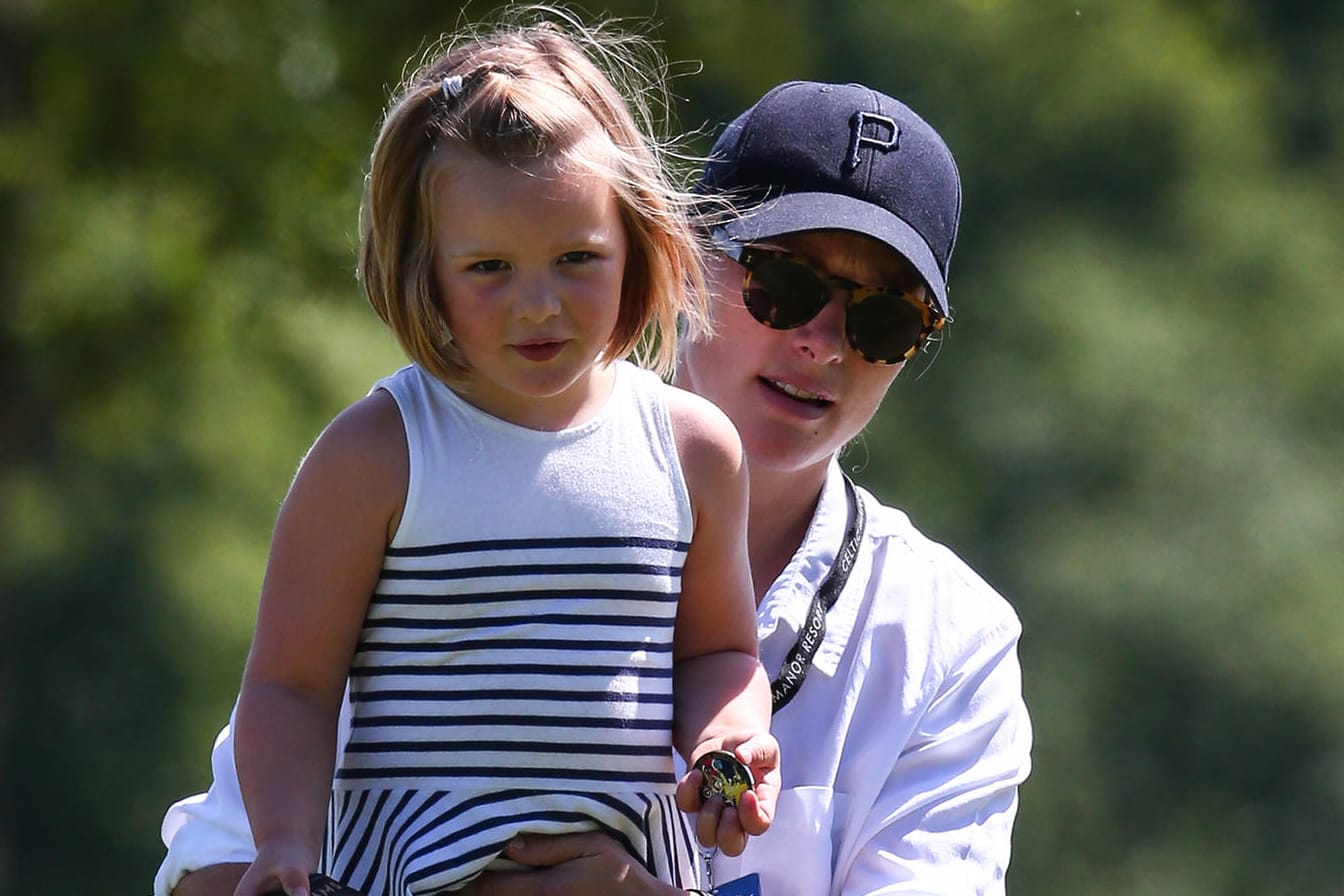 Jetzt ist sie Zweifach-Mama: Zara Phillips amüsiert sich mit ihrer ältesten Tochter beim Golfspiel ihres Mannes.