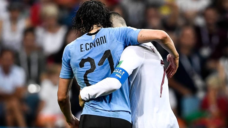 Tolle Geste: Cristiano Ronaldo (r.) hilft dem verletzten Edinson Cavani vom Platz.