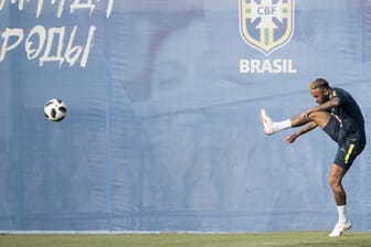 Neymar ist auch beim Training gut drauf.