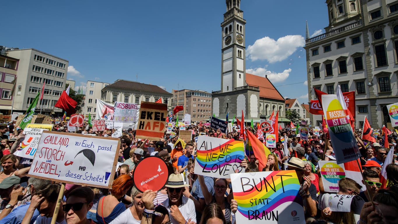 Demonstranten in Augsburg: Hunderte Menschen nahmen an einer Kundgebung gegen den Bundesparteitag der AfD teil.