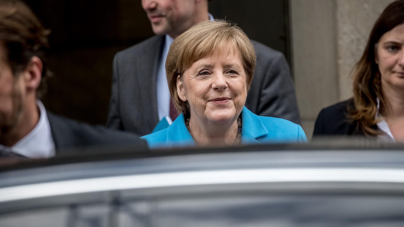 Angela Merkel (CDU): Die Bundeskanzlerin kommt nach der Aufzeichnung der TV-Sendung «Berlin direkt» aus dem Studio des ZDF.