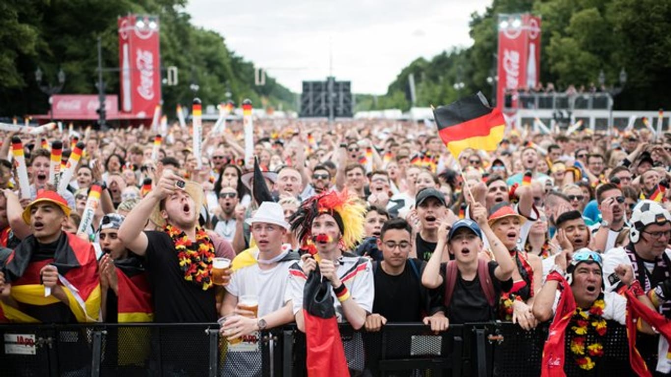 Besucher auf der Berliner Fanmeile zur Fußball-Weltmeisterschaft: Solche Bilder wird es in diesem Jahr nicht geben.