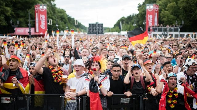 Besucher auf der Berliner Fanmeile zur Fußball-Weltmeisterschaft: Solche Bilder wird es in diesem Jahr nicht geben. Besucher auf der Berliner Fanmeile zur Fußball-Weltmeisterschaft: Solche Bilder wird es in diesem Jahr nicht geben.