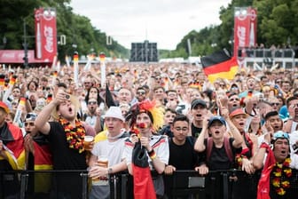 Besucher auf der Berliner Fanmeile zur Fußball-Weltmeisterschaft: Solche Bilder wird es in diesem Jahr nicht geben.