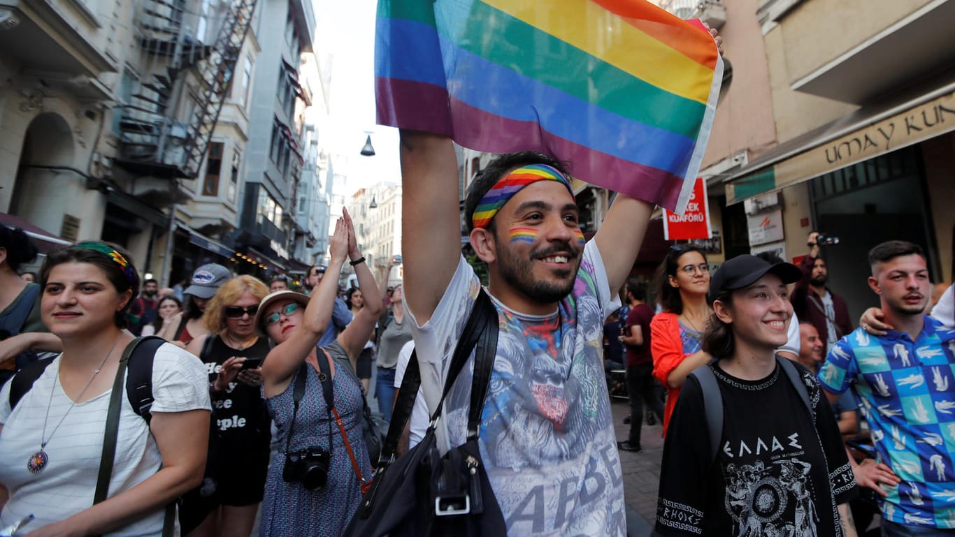 Teilnehmer des Marsches der LGBT-Community: die Polizei in Istanbul löst die Demonstration für Gleichberechtigung gewaltsam auf.