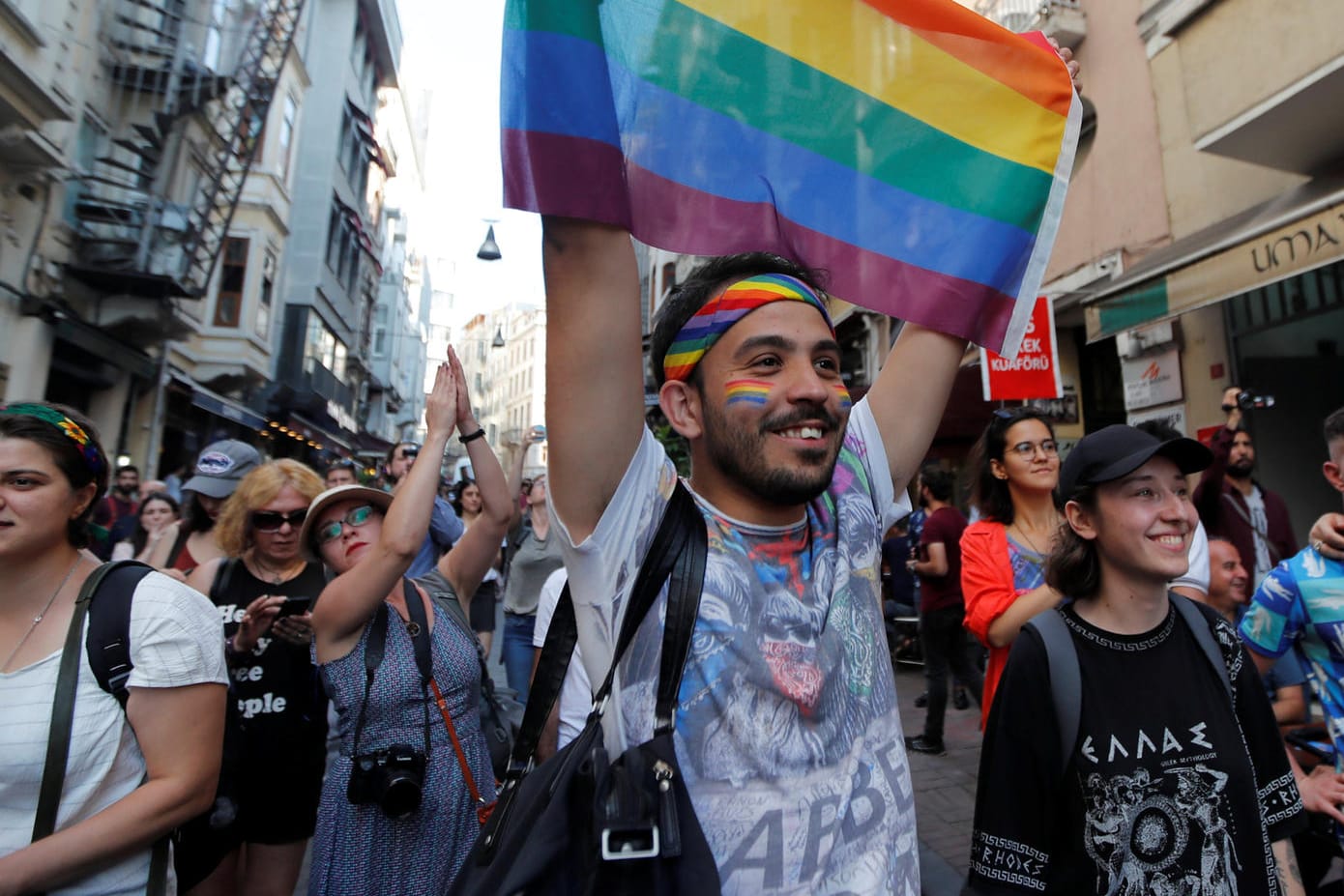 Teilnehmer des Marsches der LGBT-Community: die Polizei in Istanbul löst die Demonstration für Gleichberechtigung gewaltsam auf.