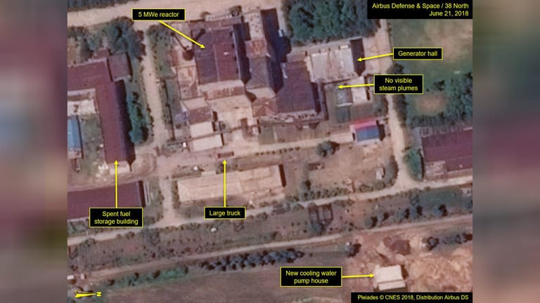 Das Satellitenbild zeigt die Anlage um den Reaktor: Weitere Bilder zeigen fortschreitende Bauarbeiten.