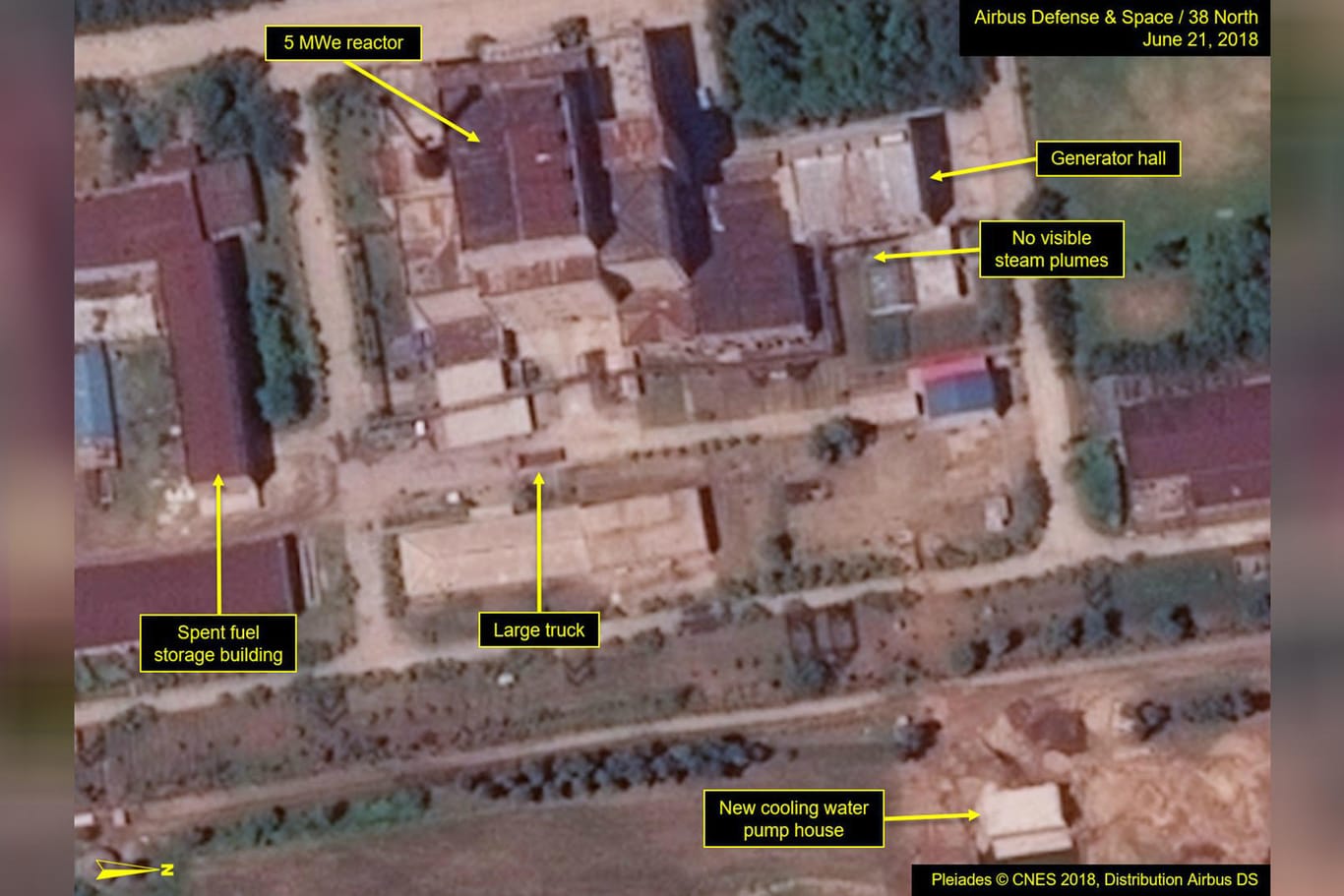 Das Satellitenbild zeigt die Anlage um den Reaktor: Weitere Bilder zeigen fortschreitende Bauarbeiten.
