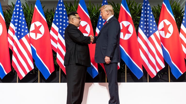 Kim und Trump beim Gipfel in Singapur: Offenbar hält sich Kim nicht an die Vereinbarungen.