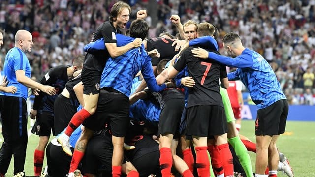 In einer Jubeltraube begraben die kroatischen Spieler ihren Torwart unter sich und feiern nach dem Elfmeterschießen den Einzug ins Viertelfinale. In einer Jubeltraube begraben die kroatischen Spieler ihren Torwart unter sich und feiern nach dem Elfmeterschießen den Einzug ins Viertelfinale.
