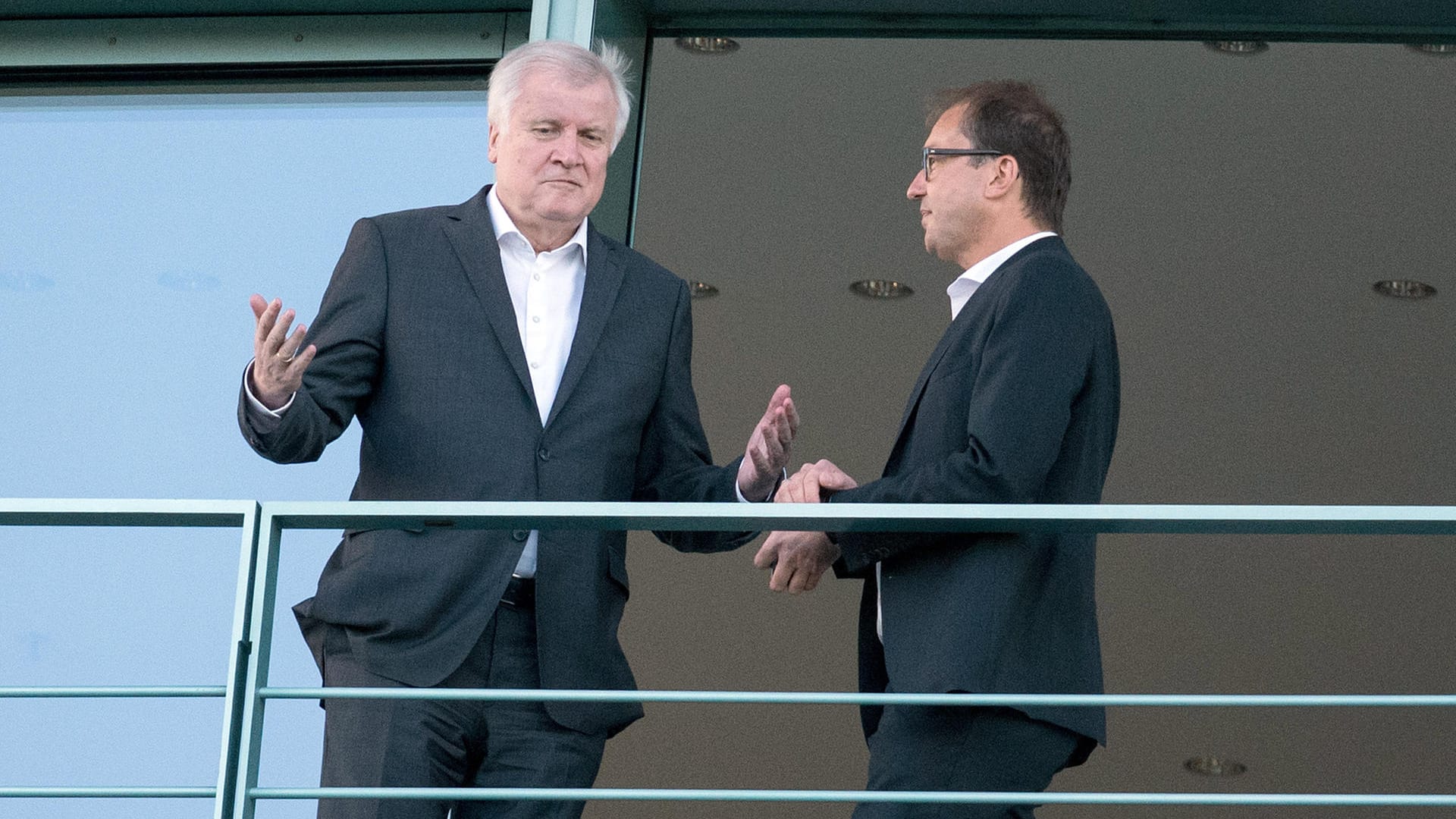 Dobrindt und Seehofer stehen vor dem Koalitionsausschuss auf einem Balkon vom Bundeskanzleramt: Der Showdown im Asylstreit nimmt eine überraschende Wende.