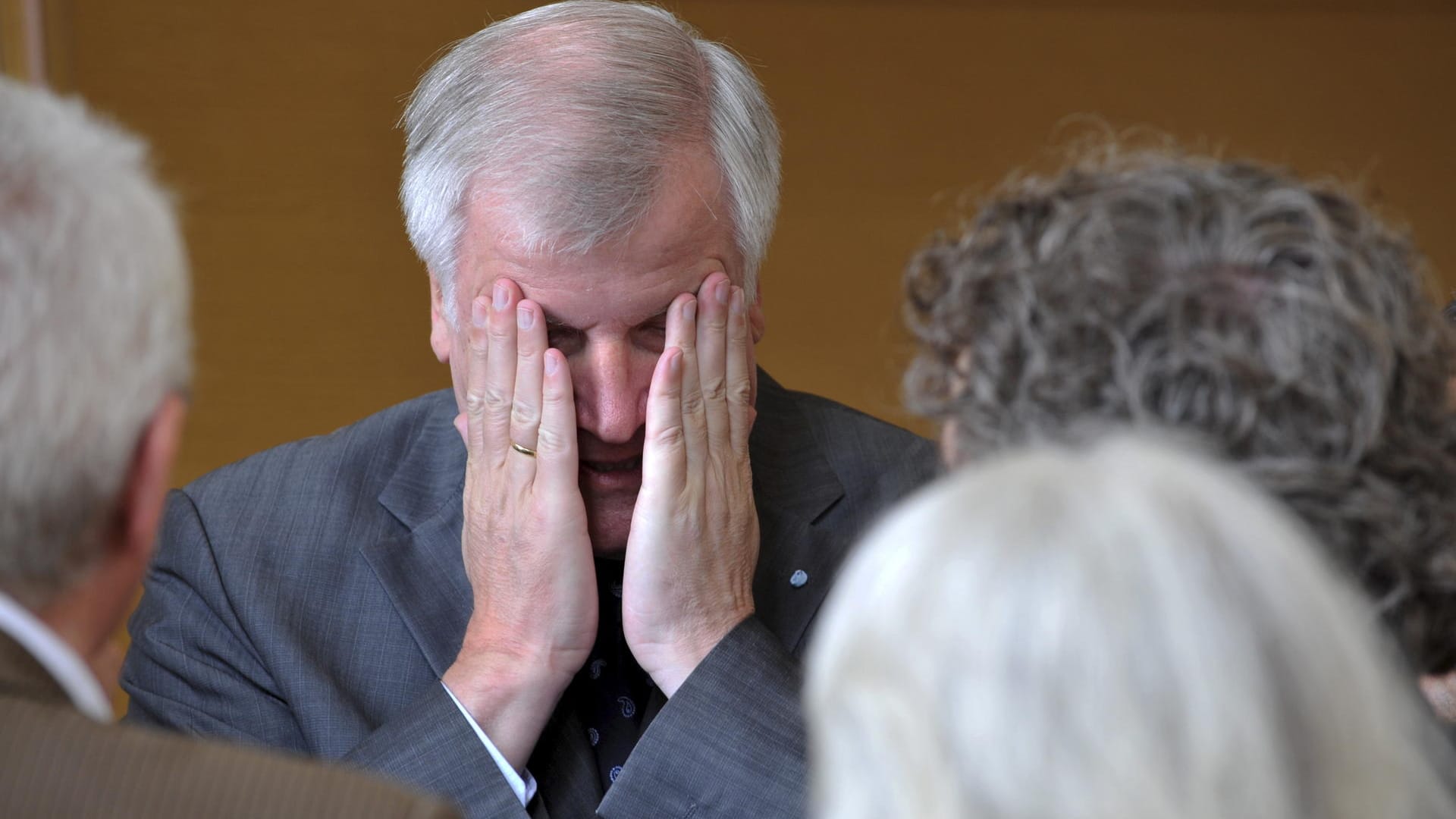 Horst Seehofer, halb versteckt: Wer ist Innenminister?