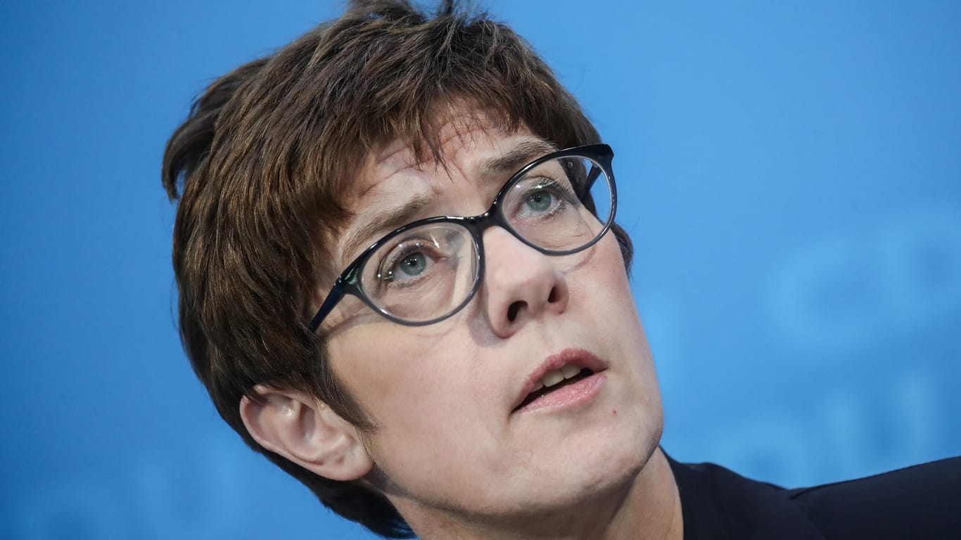 Annegret Kramp-Karrenbauer stärkt Merkel den Rücken: Die CDU-Generälsekretärin sagte vor Pressevertretern, die beim EU-Gipfel erzielten Ergebnisse seien "wichtige Meilensteine".