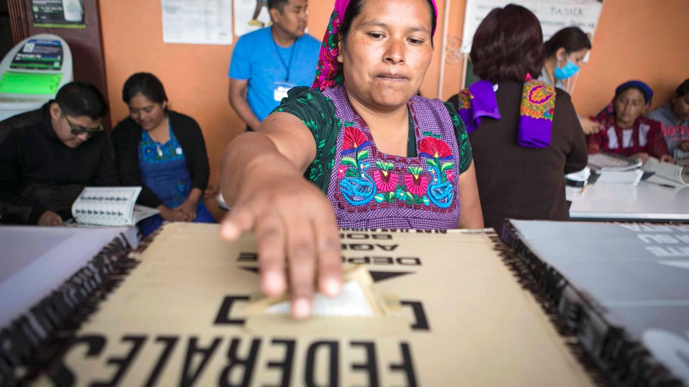 Eine Frau gibt ihre Stimme zur Präsidentschaftswahl in Mexiko ab: Der Wahlkampf wurde von Gewalt gegen Politiker überschattet.