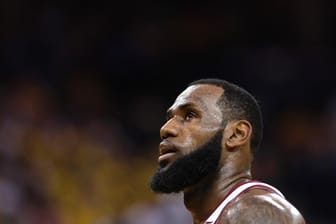 LeBron James: Der Basketball-Superstar hat bei den Los Angeles Lakers einen Vierjahresvertrag unterzeichnet.