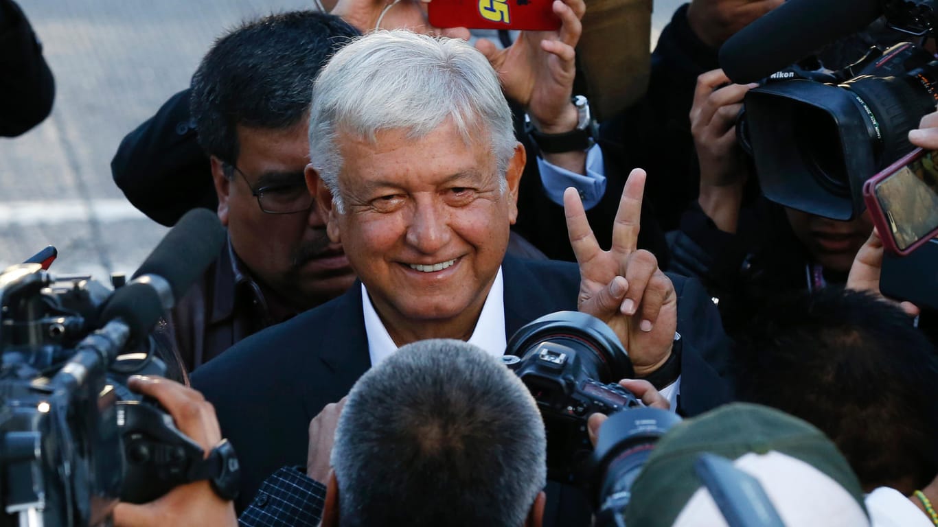 Andres Manuel Lopez Obrador gab sich bereits bei der Stimmabgabe siegesbewusst: Laut ersten Hochrechnungen gewann der linke Politiker die Präsidentenwahl in Mexiko im ersten Anlauf.