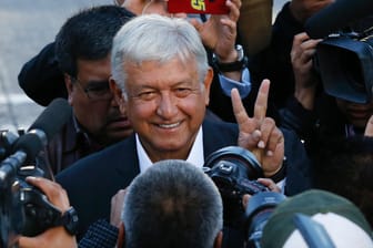 Andres Manuel Lopez Obrador gab sich bereits bei der Stimmabgabe siegesbewusst: Laut ersten Hochrechnungen gewann der linke Politiker die Präsidentenwahl in Mexiko im ersten Anlauf.